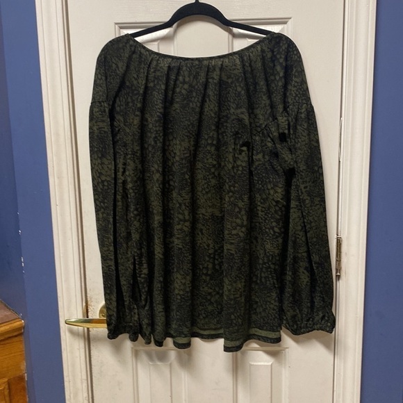 Ava & Viv 2X Green Top with Black Floral Design, Long Sleeved - Picture 6 of 8